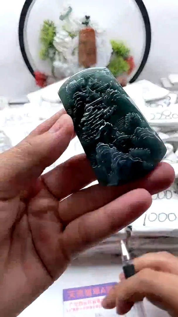 翡翠未镶嵌颈饰山水牌