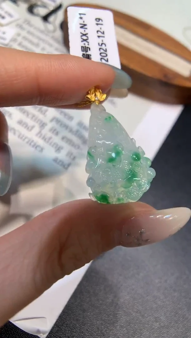 颈饰18K金镶嵌翡翠白菜