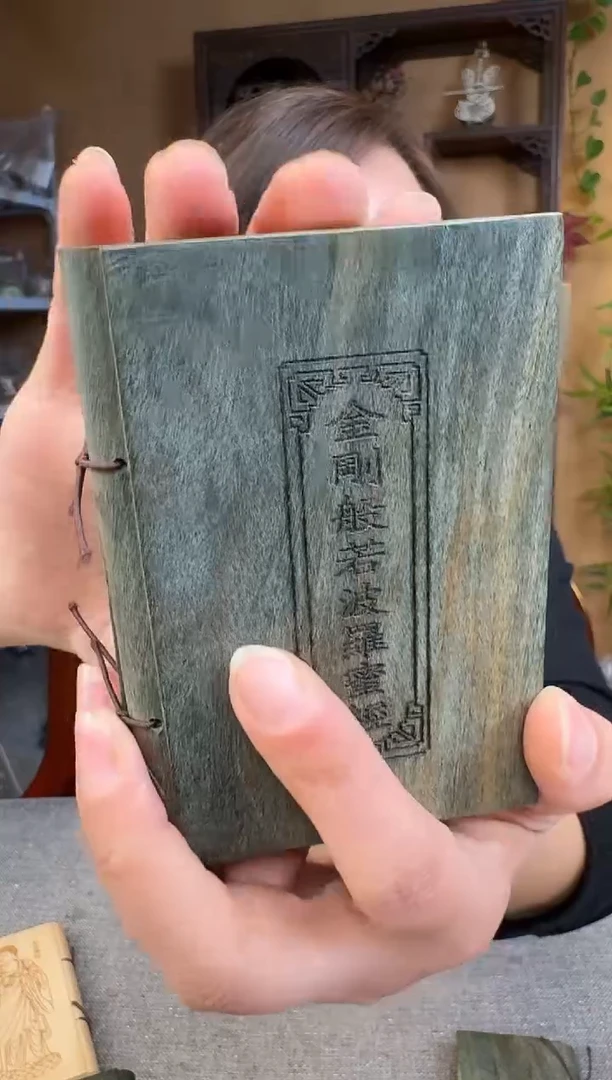 【闪购商品】维腊木（绿檀）其他绿檀雕刻金刚本本（大）