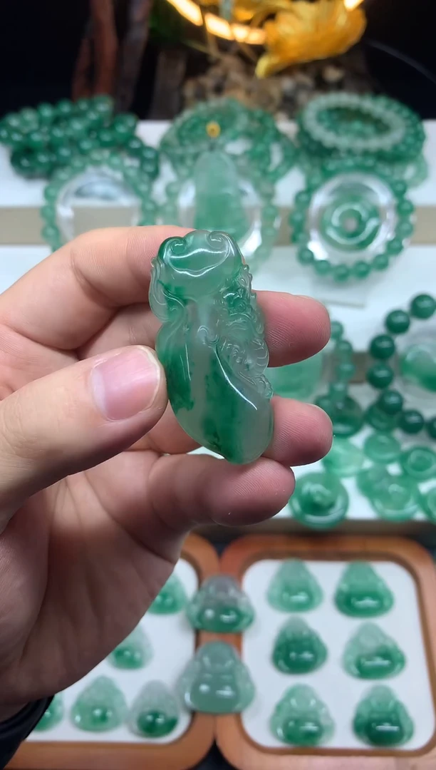 石英质玉（非洲翠）未镶嵌吊坠(不含链)宝宝龙如意
