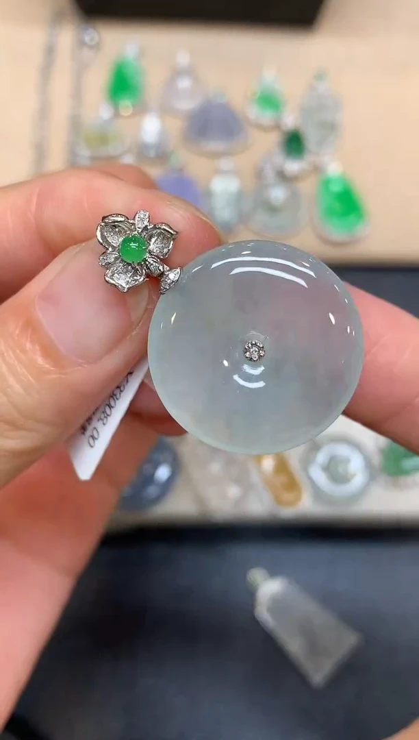 颈饰18K金镶嵌翡翠平安扣【无服务费