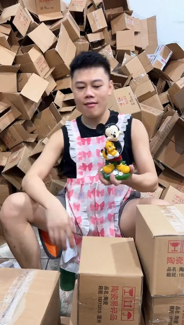 瓷片米奇抱布鲁托摆件 树脂