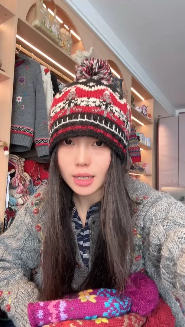 羊毛黑红单球帽