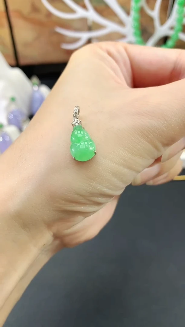 吊坠(不含链)18K金镶嵌翡翠葫芦|880