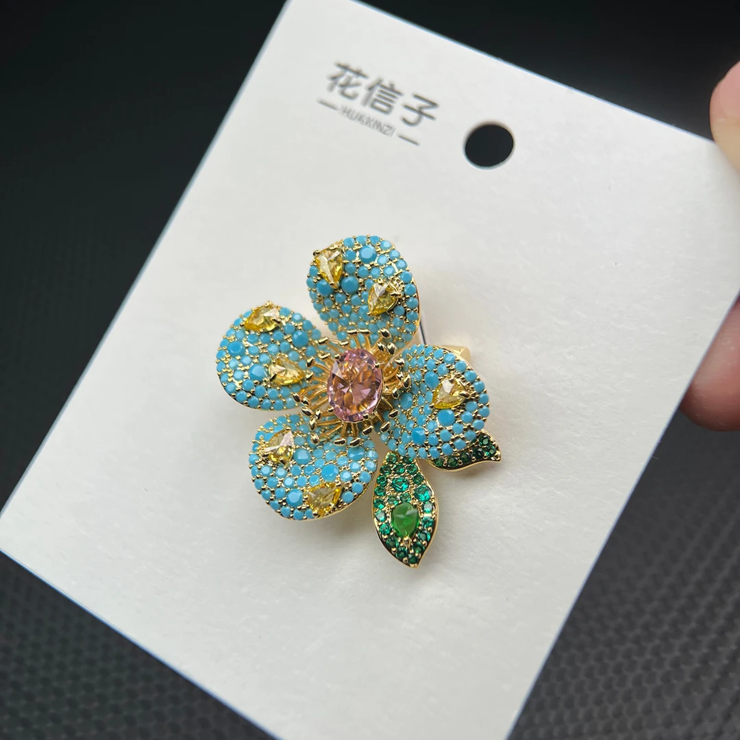 铜合成锆石胸针 6925 蓝松粉心花 小众设计款重工奢华小裙子胸花