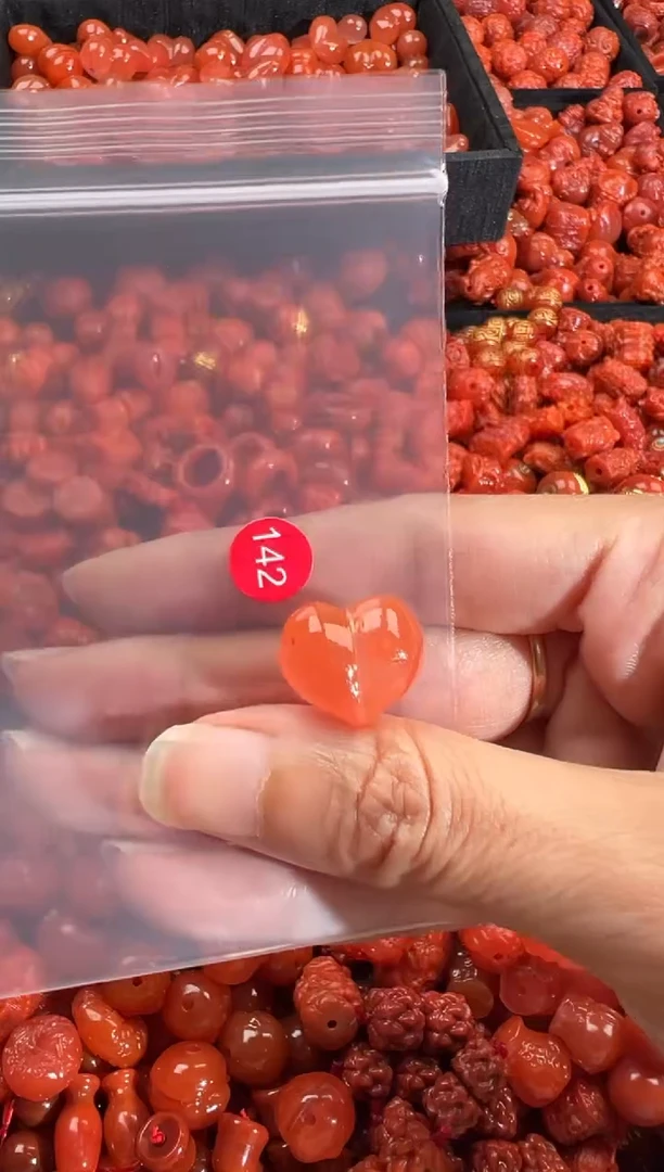南红玛瑙未镶嵌颈饰1
