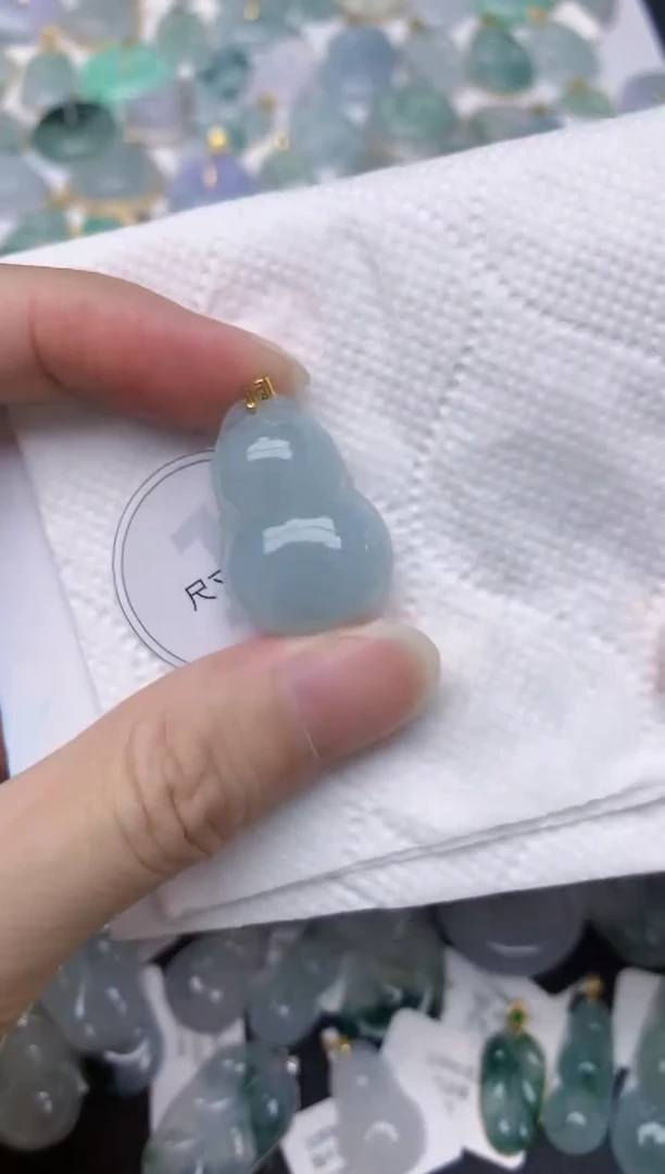 颈饰18K金镶嵌翡翠天然A货翡翠