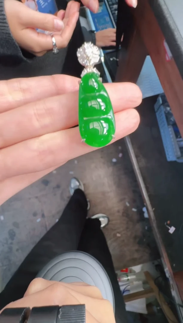 未镶嵌定制翡翠A货有轻微色差属于正常现象，豆子1