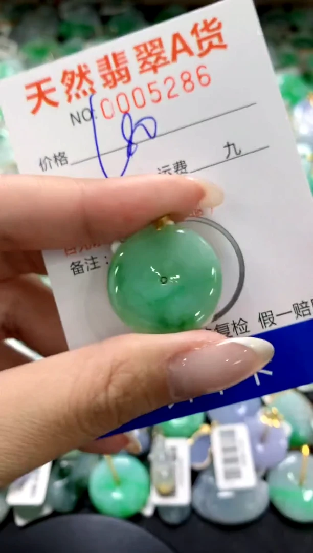 翡翠18K金镶嵌颈饰1111111111111111