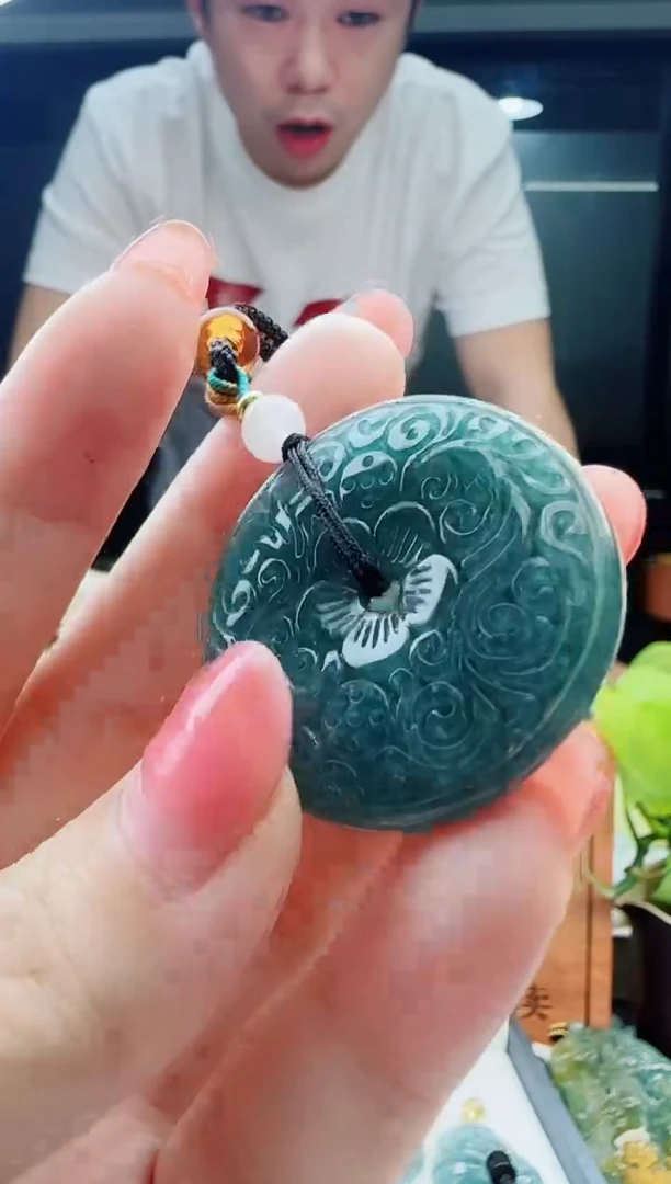 翡翠未镶嵌颈饰多样性发货其中一件