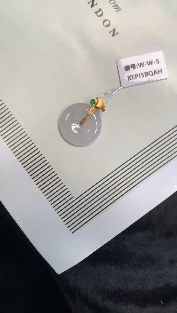 翡翠18K金镶嵌颈饰平安扣