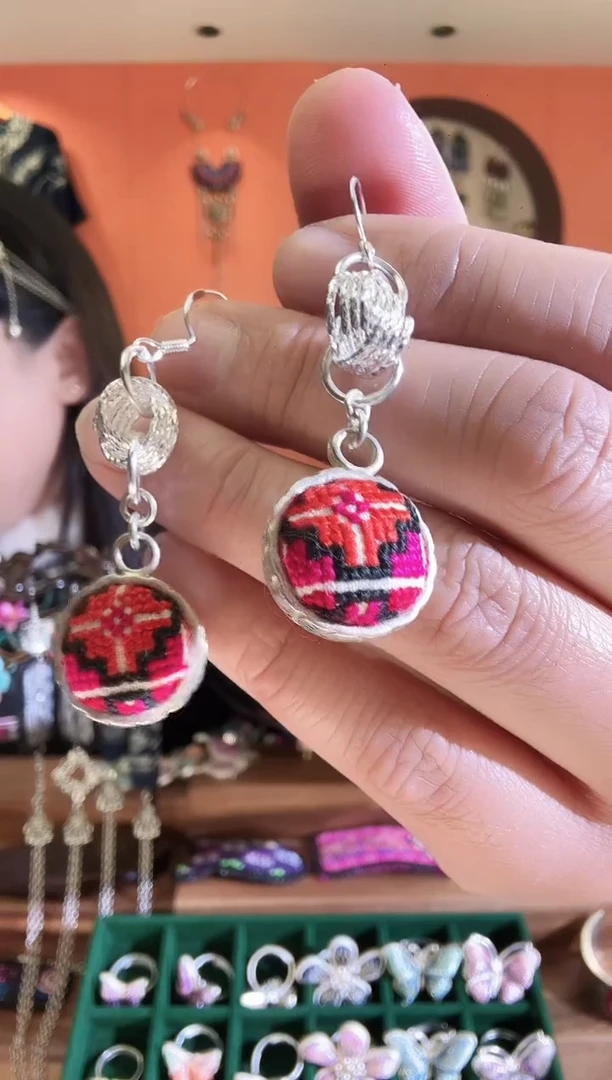 织绣手工老绣苗绣刺绣首饰13