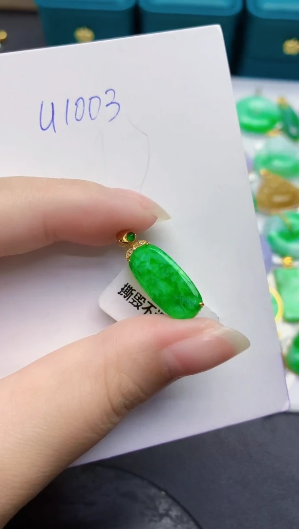 颈饰18K金镶嵌翡翠缅甸天然翡翠A货