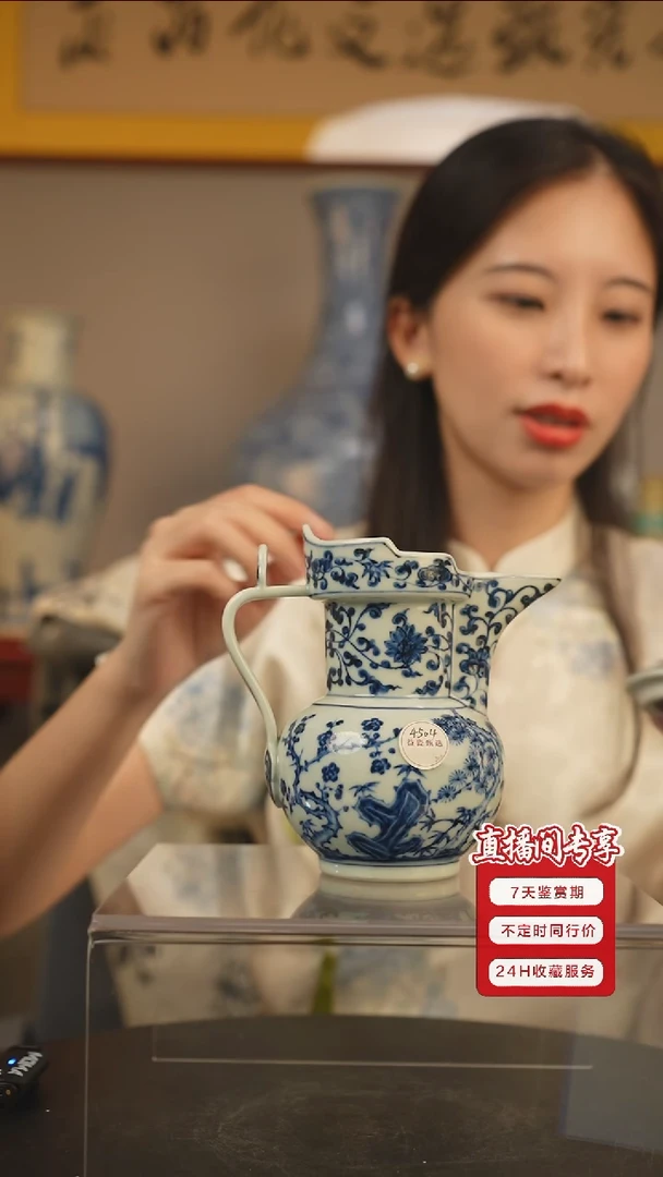 其他青花缠枝纹僧帽壶一只