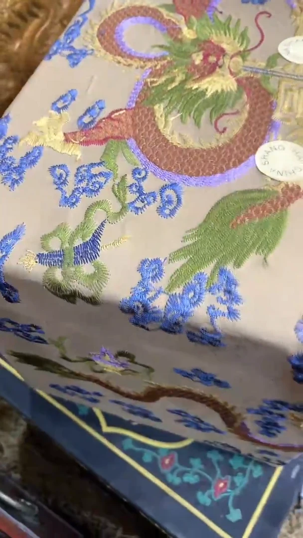 【闪购商品】织绣龙兔水织绣箱一个