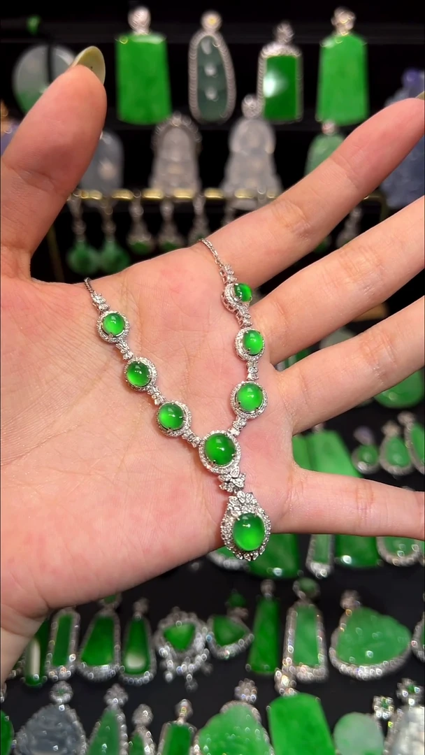 翡翠18K金镶嵌颈饰吊坠