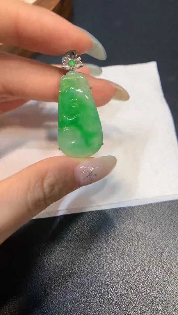 颈饰18K金镶嵌翡翠如意