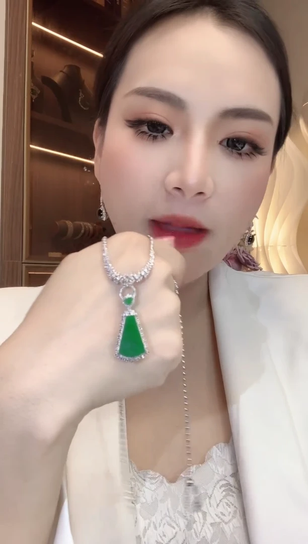 【闪购商品】翡翠吊坠(不含链)18K金镶嵌A49