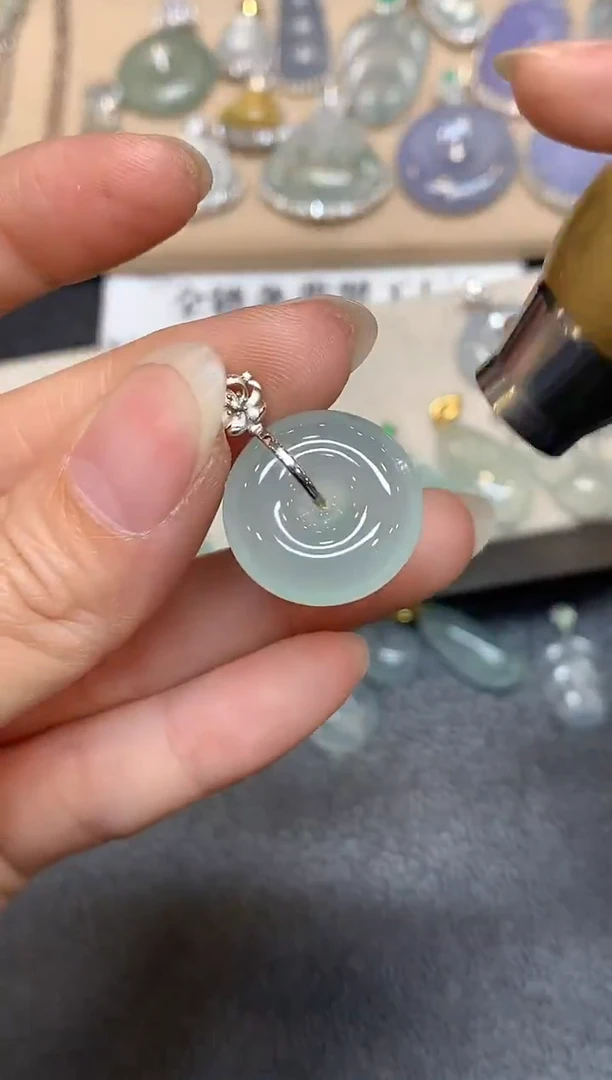 颈饰18K金镶嵌翡翠平安扣【无服务费