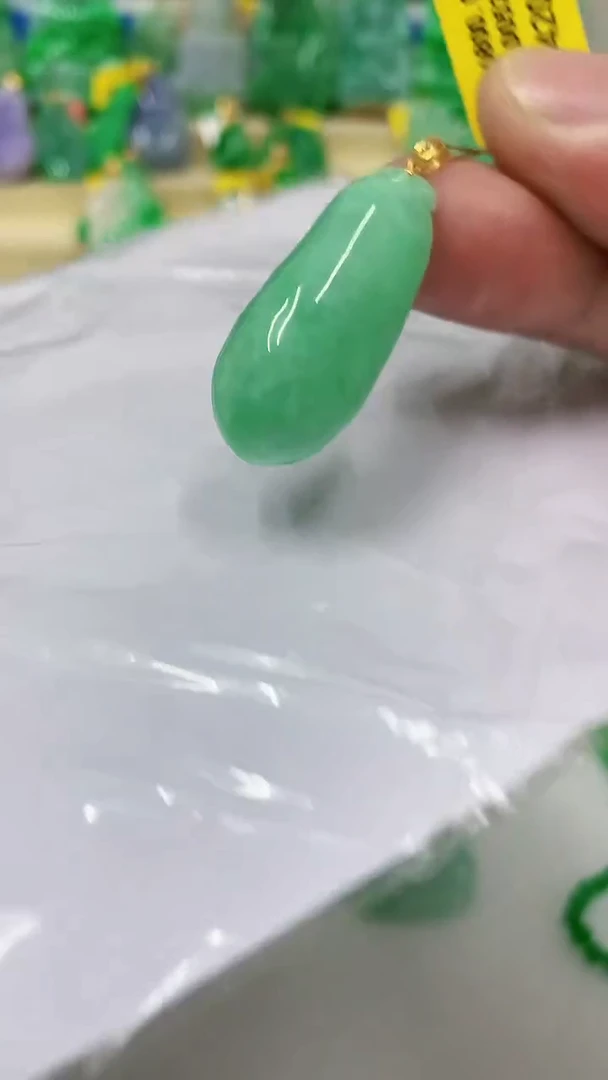 翡翠18K金镶嵌颈饰挂件