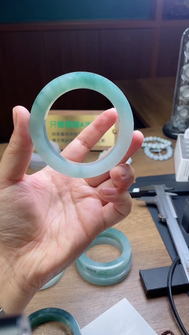 未镶嵌手镯定制翡翠尤**娅定制