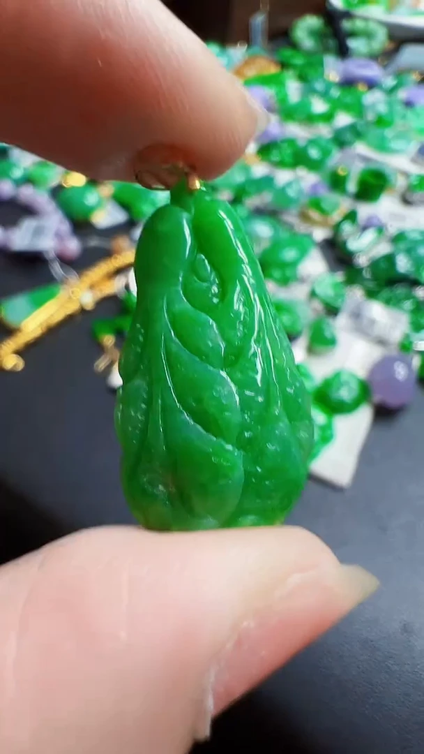 颈饰18K金镶嵌翡翠白菜