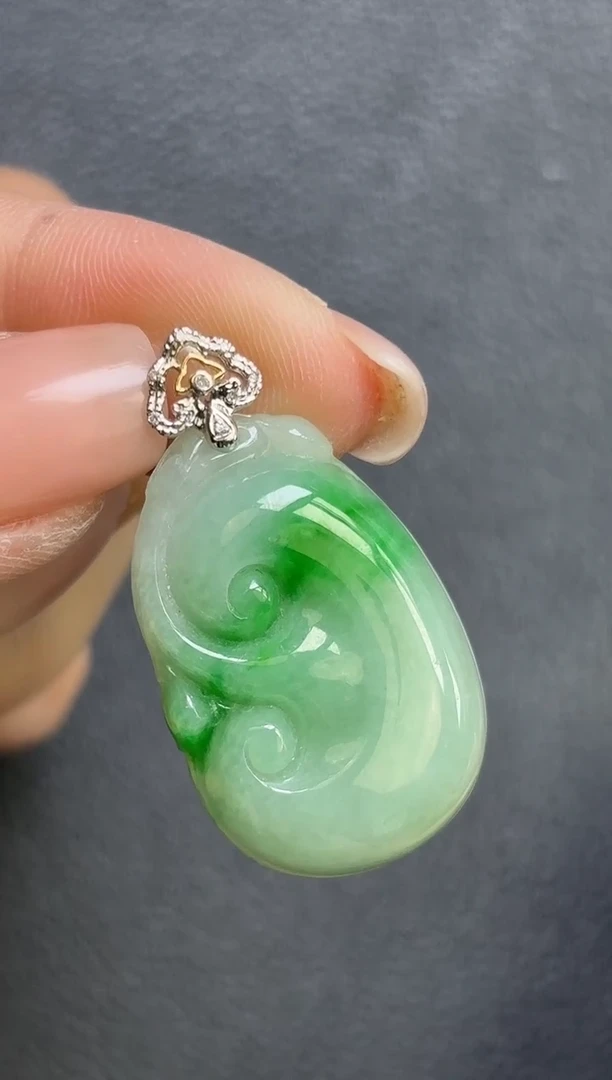 颈饰18K金镶嵌翡翠如意