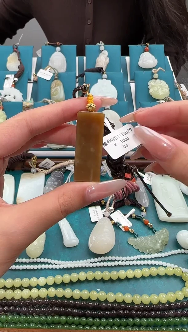 颈饰未镶嵌和田玉吊坠 WD