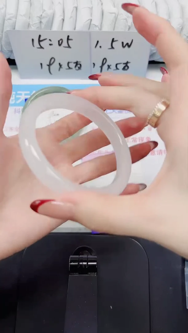 【闪购商品】石英质玉手镯未镶嵌86