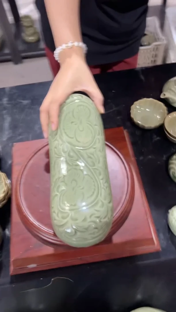 耀州窑青瓷牡丹枕头