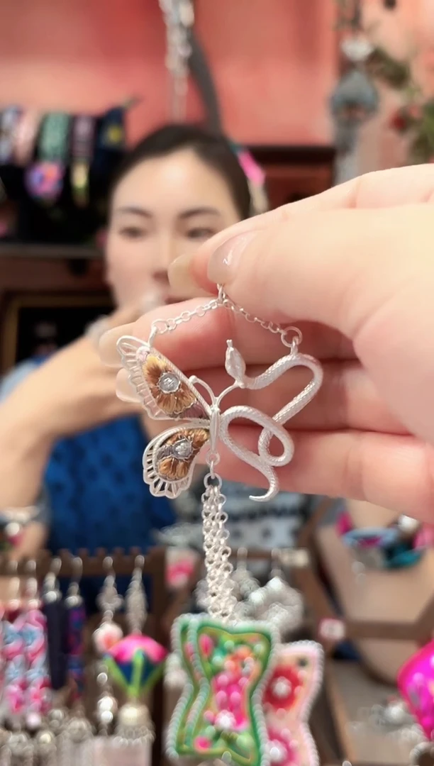 织绣云织谣民族风精美饰品   126