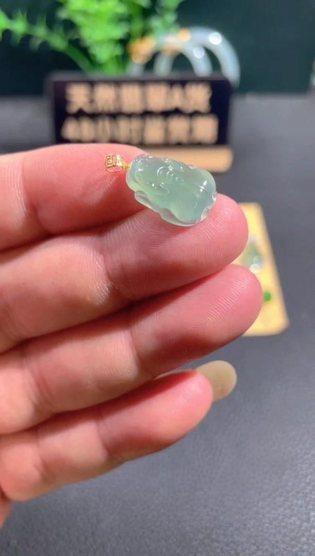 翡翠18K金镶嵌颈饰翡翠