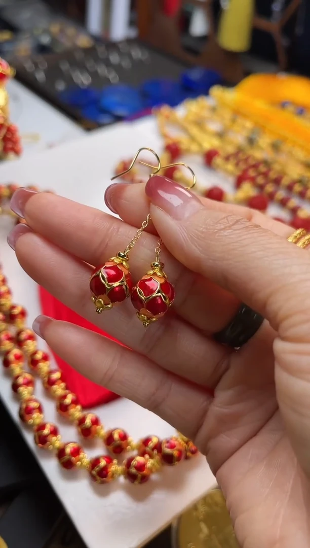 【闪购商品】玫红色莲花珐琅耳钩