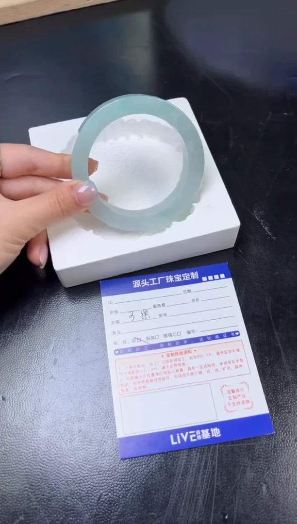 未镶嵌手镯定制翡翠千****?定制不退不换