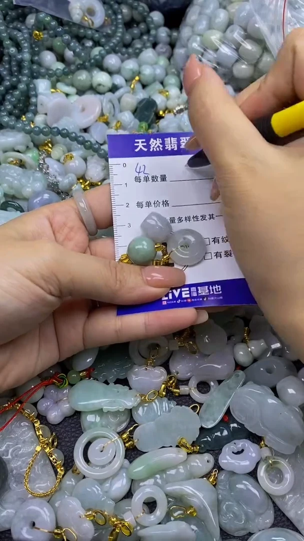 翡翠未镶嵌颈饰天然翡翠A货吊坠批量多样性发其一