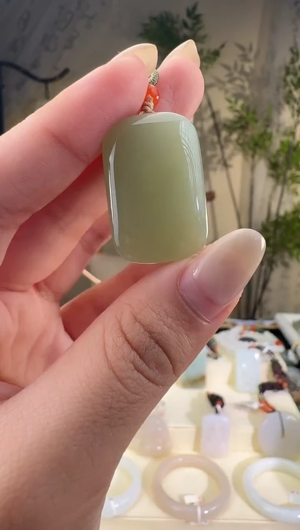 和田玉未镶嵌颈饰无事牌