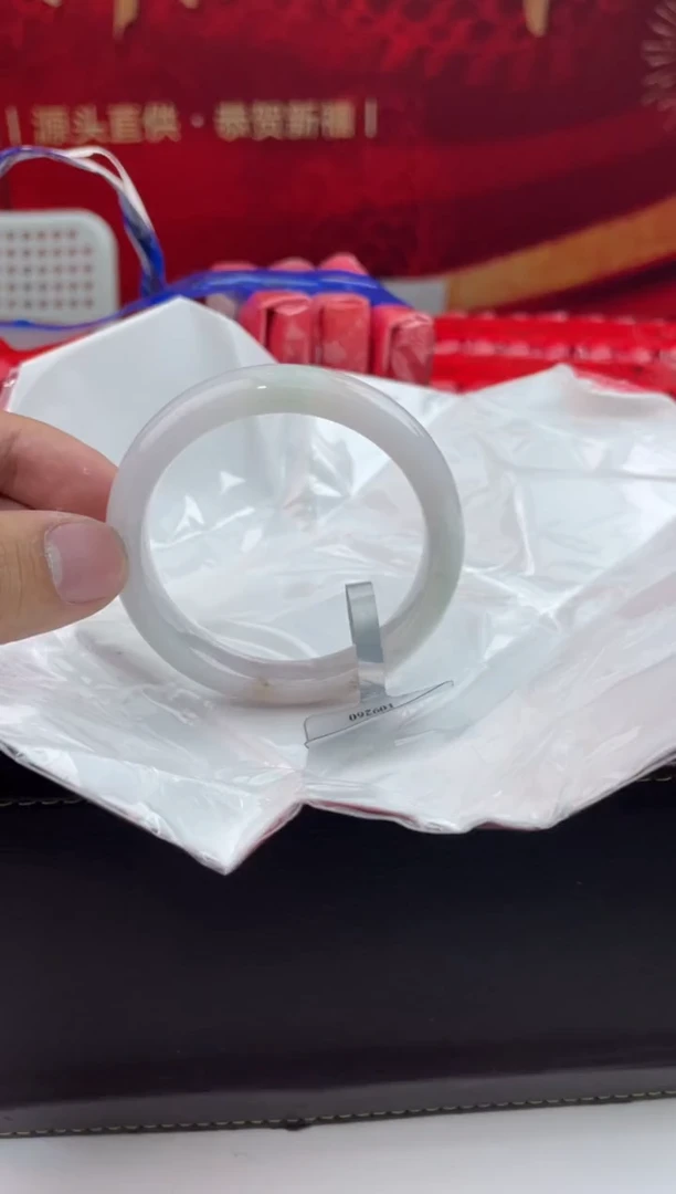 【闪购商品】翡翠手镯未镶嵌18翡翠手镯（微瑕）