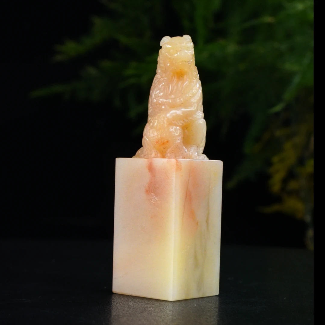 1寿山石水洞桃花狮子戏球印章47克2x2x6.7cm