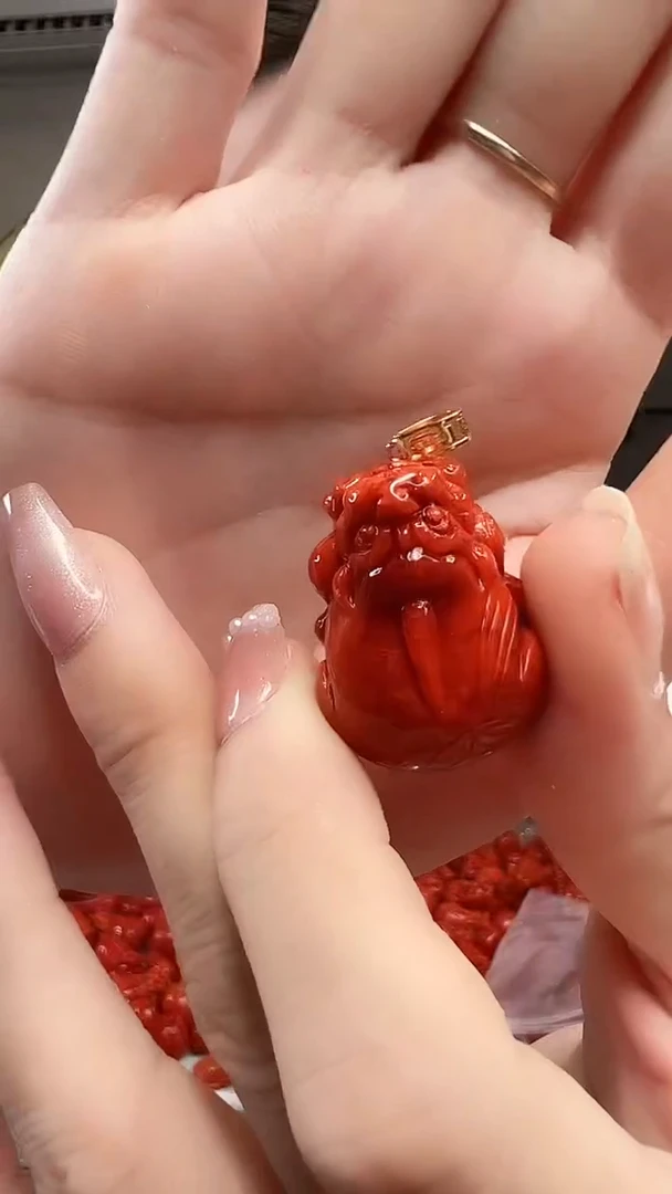 18K金镶嵌吊坠南红玛瑙/貔貅