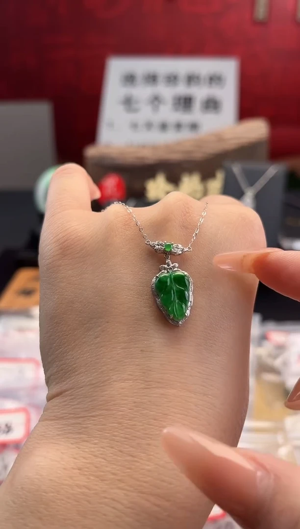 翡翠18K金镶嵌颈饰吊坠