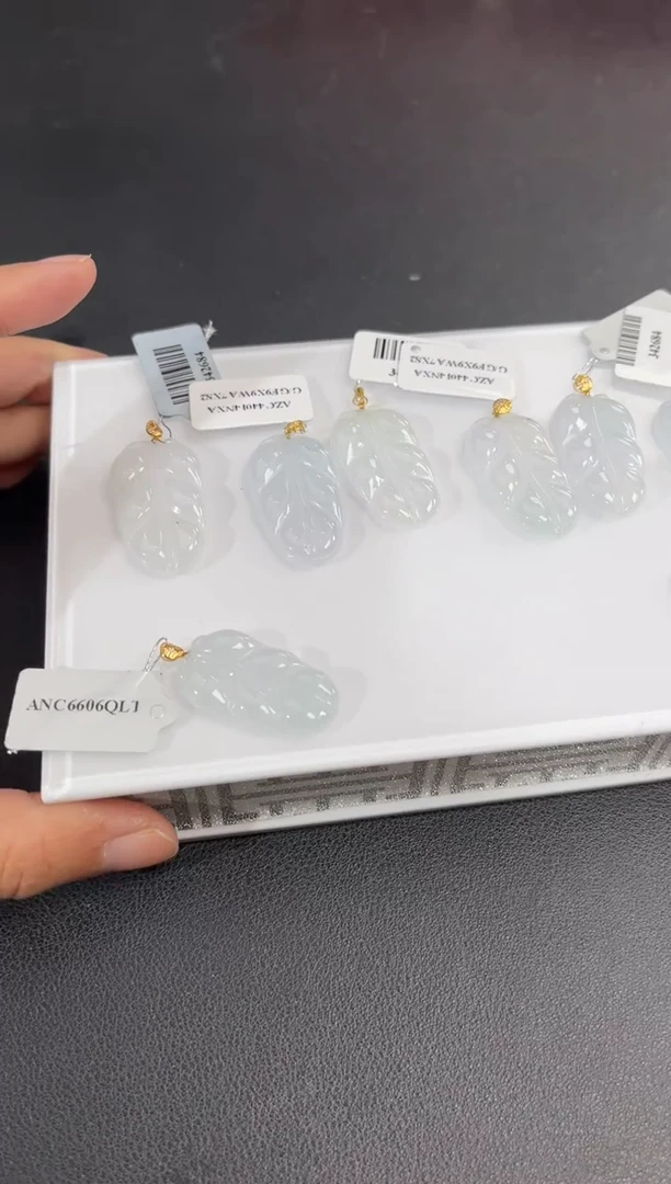 颈饰18K金镶嵌翡翠边城刀客/342684/多样性发一/配皮绳