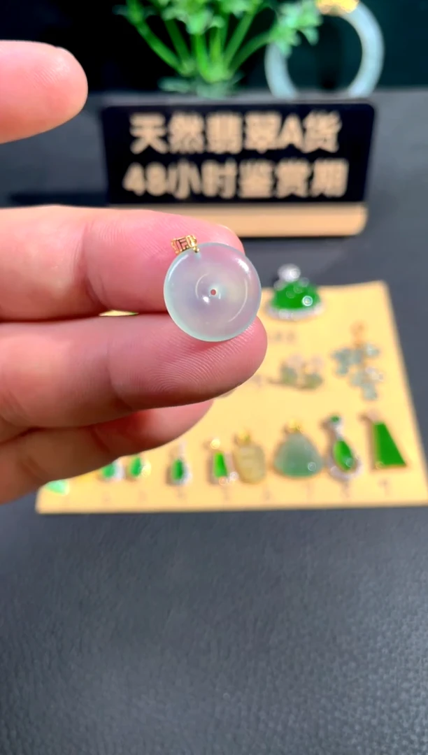 颈饰18K金镶嵌翡翠翡翠