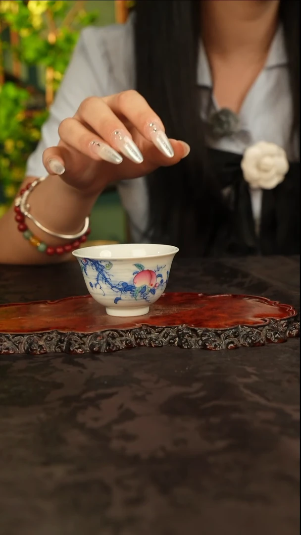 青花手绘桃子主人杯