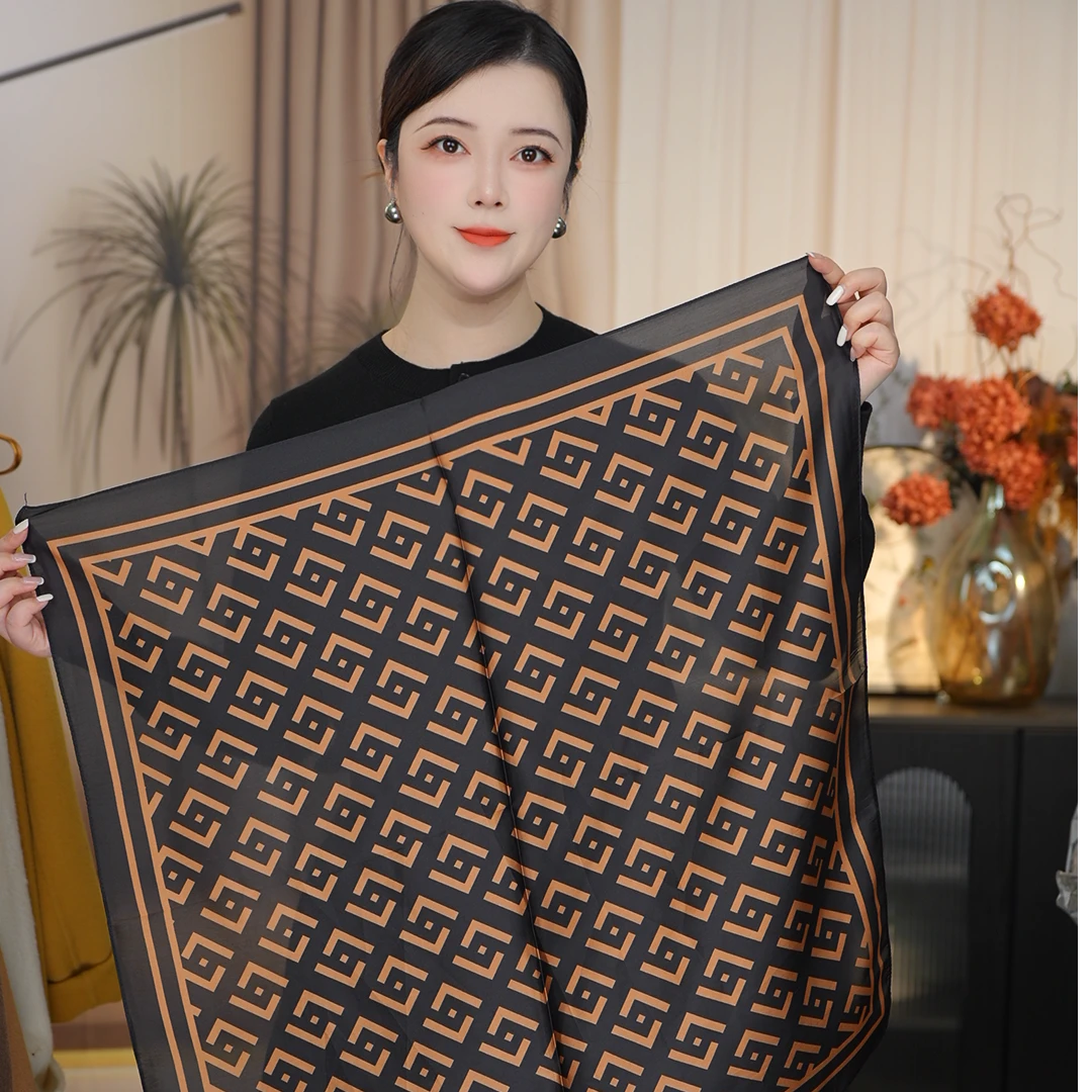f70-92 【黑金格纹】丽景缎70*70左右气质丝巾方巾时尚