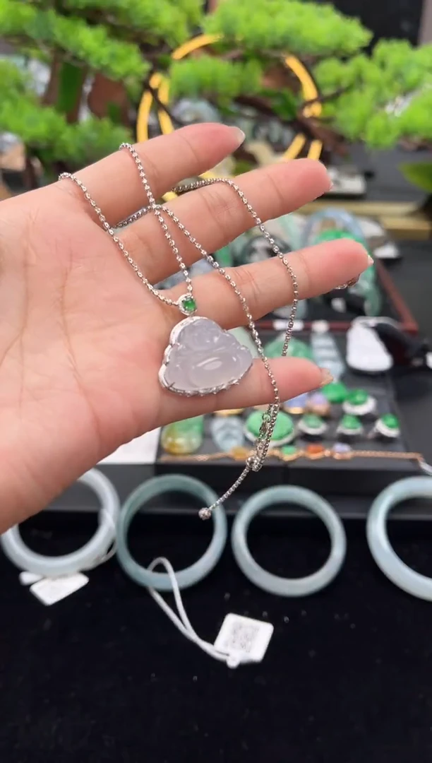 颈饰18K金镶嵌翡翠吊坠