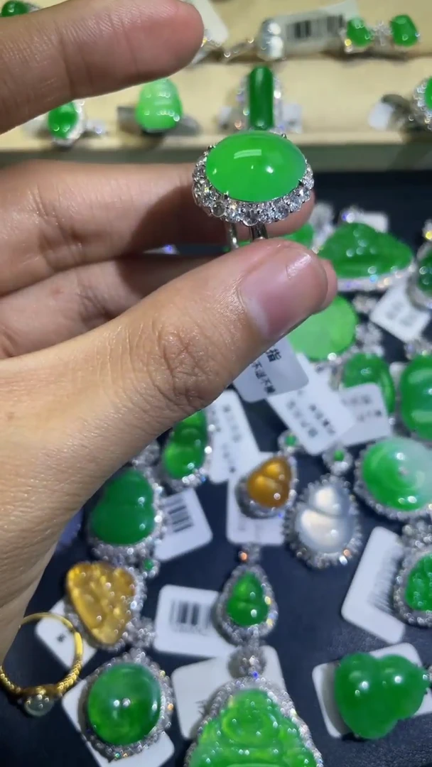 18K金镶嵌戒指翡翠18K金蛋面戒指