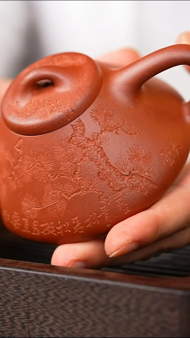 茶壶紫砂满刻松子冶红皮龙