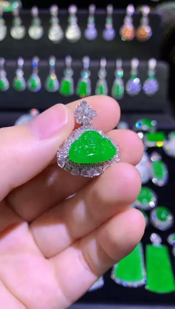 颈饰18K金镶嵌翡翠用****6高冰满绿佛公