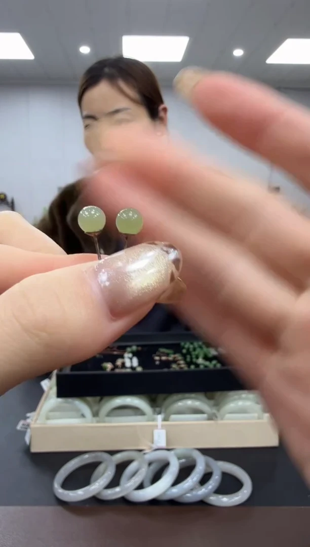 未镶嵌和田玉耳饰多样性发其一zj银氧化碧玉约6mm