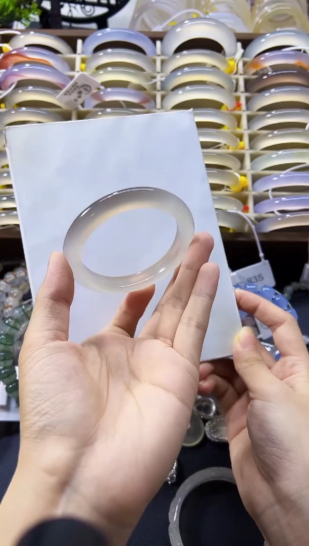 玛瑙/玉髓手镯未镶嵌55.5圈口一口灰